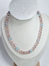 Zacht Roze Kristal Glazen Horizontaal Collier met Lichtblauwe Accenten