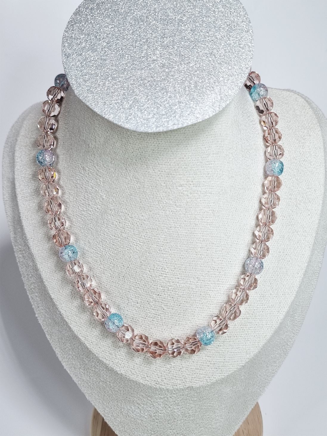 Zacht Roze Kristal Glazen Horizontaal Collier met Lichtblauwe Accenten