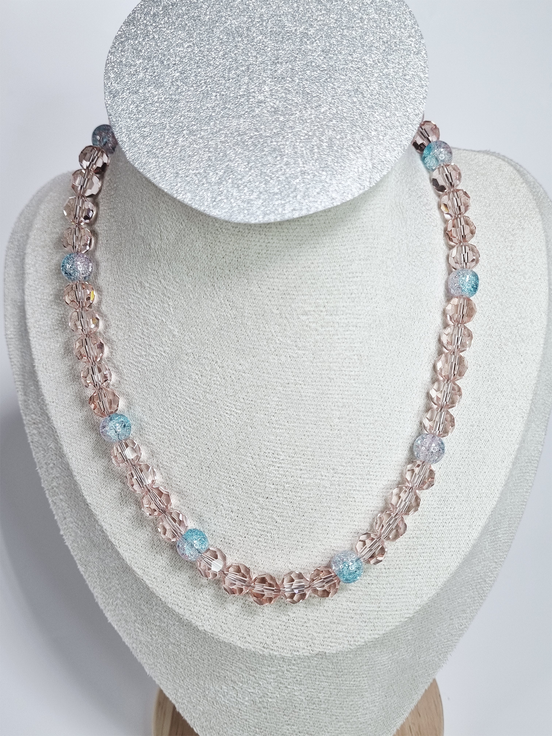 Zacht Roze Kristal Glazen Horizontaal Collier met Lichtblauwe Accenten